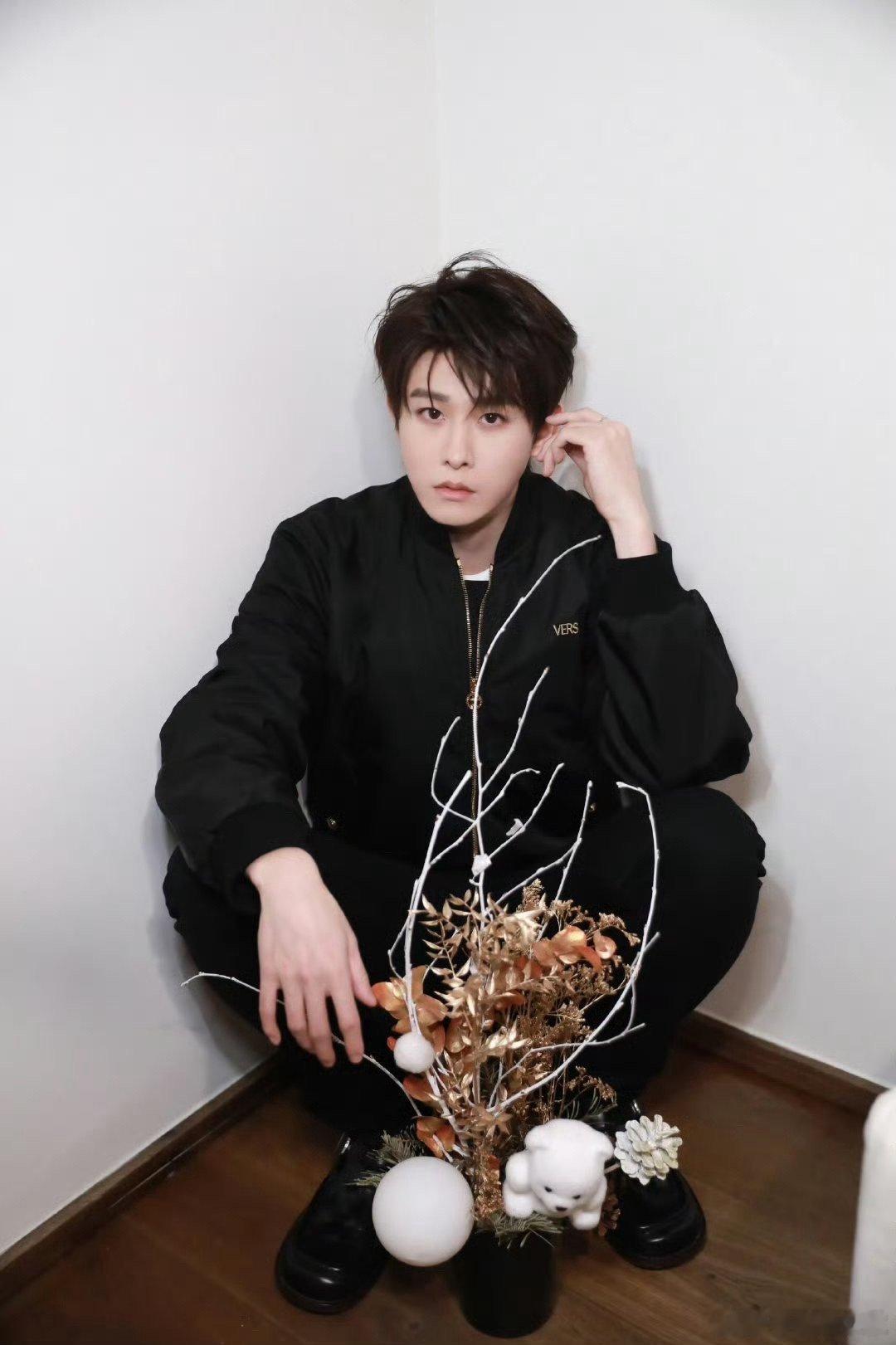 田嘉瑞直播被小狗缠住 没想到有一天会被小狗抢镜，田嘉瑞被缠到手忙脚乱，帅气中带着