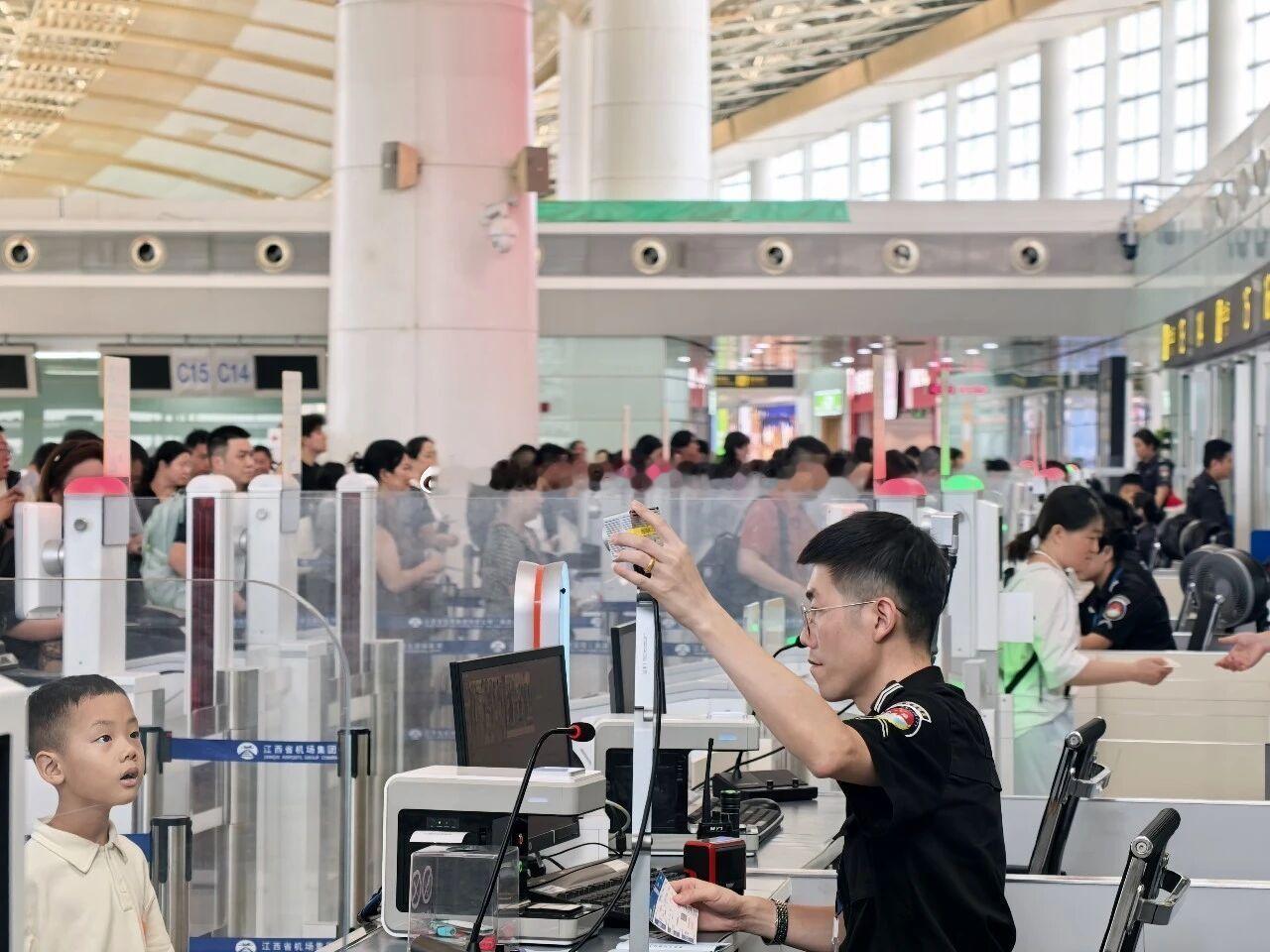【英雄城交通•航空 | 战暑运！优流程！暖出行！省机场集团安检护卫部全力迎战客流