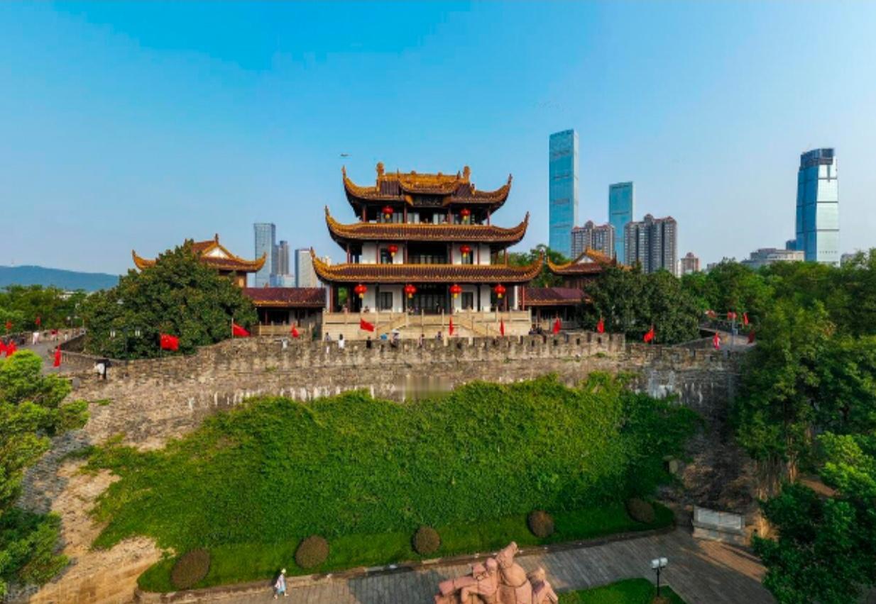 〔湖南省省会长沙〕
长沙属于长江流域（中游），但不临长江干流，而是在支流湘江上 