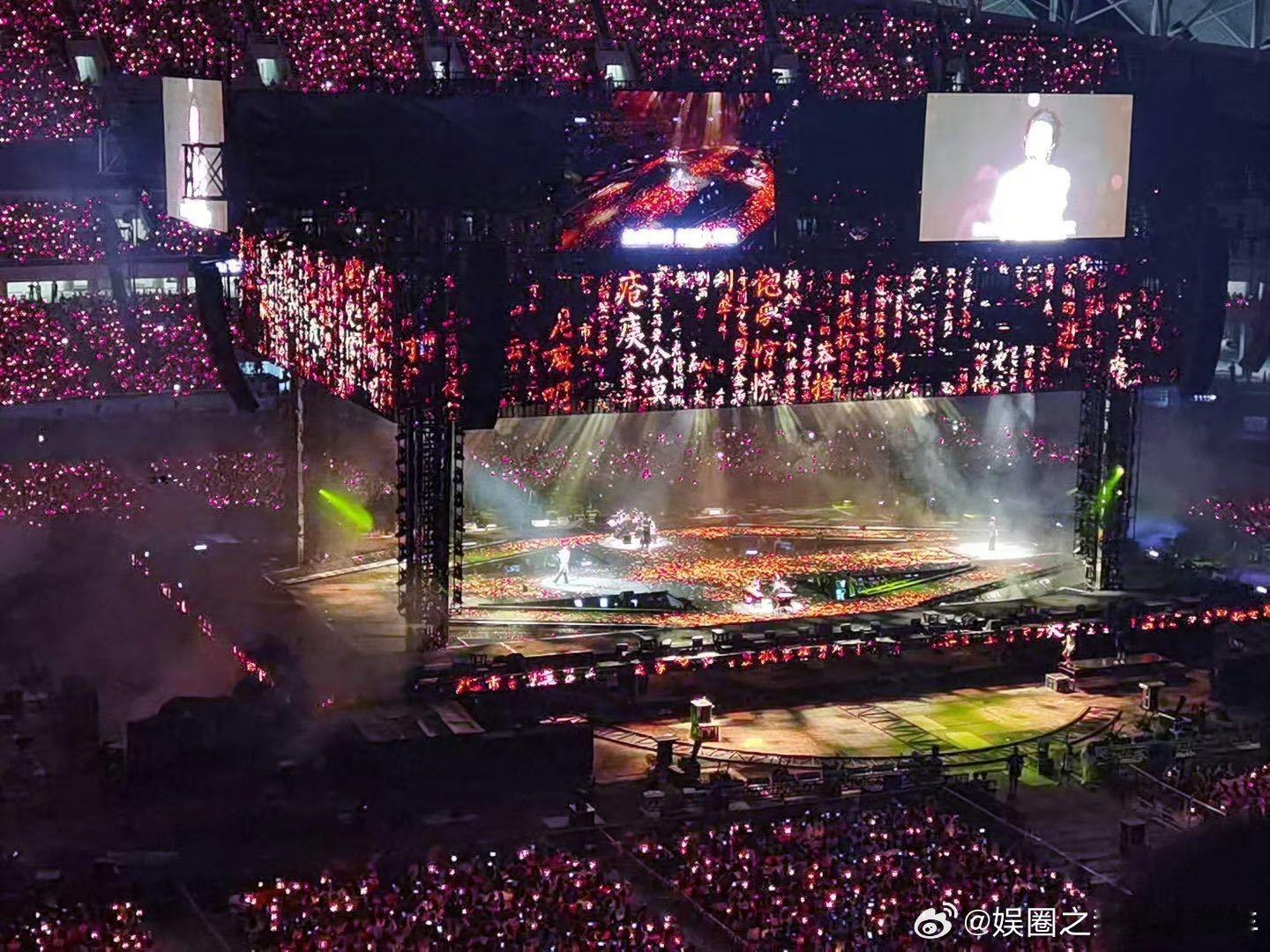 #华晨宇极致国风回归四面台#华晨宇真的是太浪漫了，这四面台演唱会国风感太强了，真