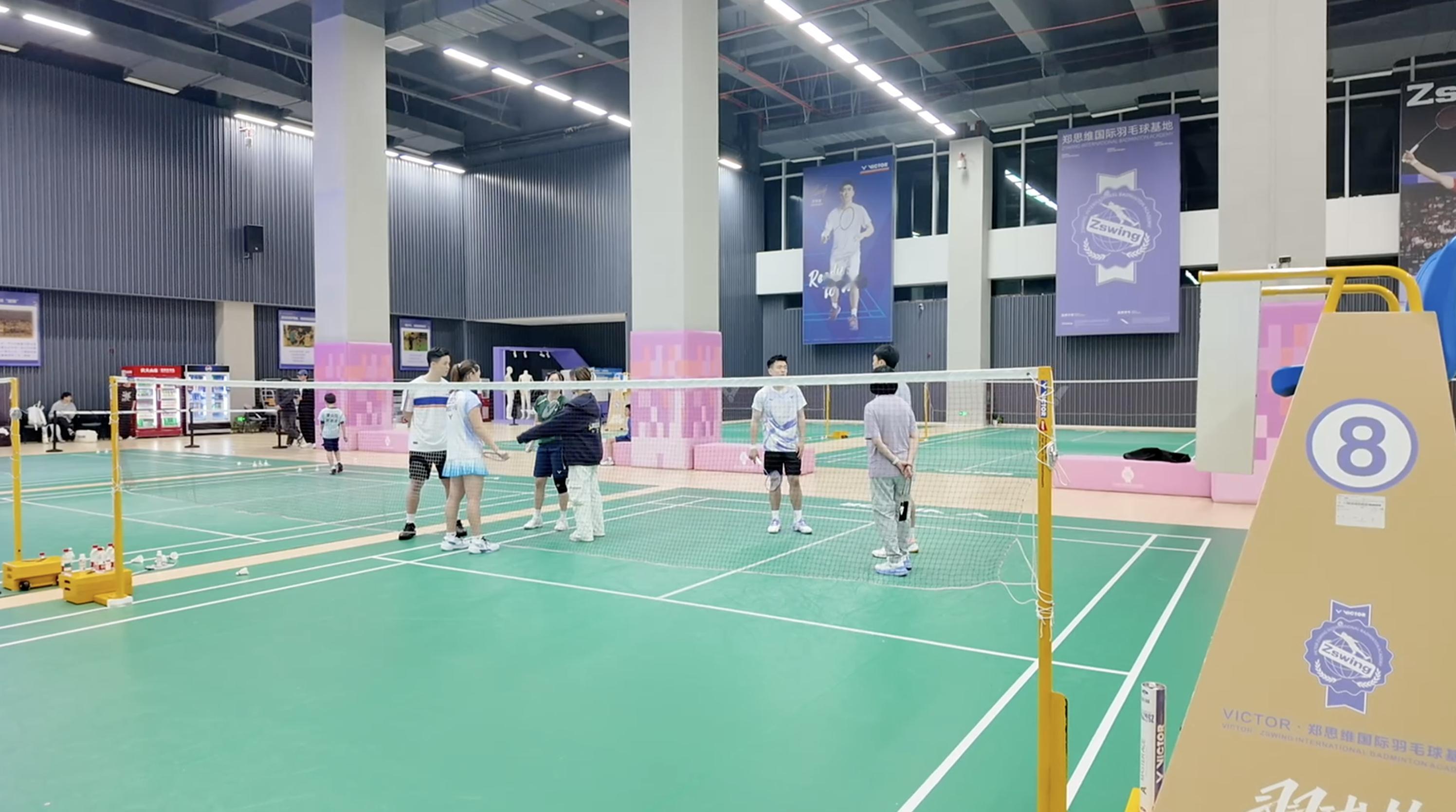 周天成、李佳馨到郑思维国际羽毛球中心交流