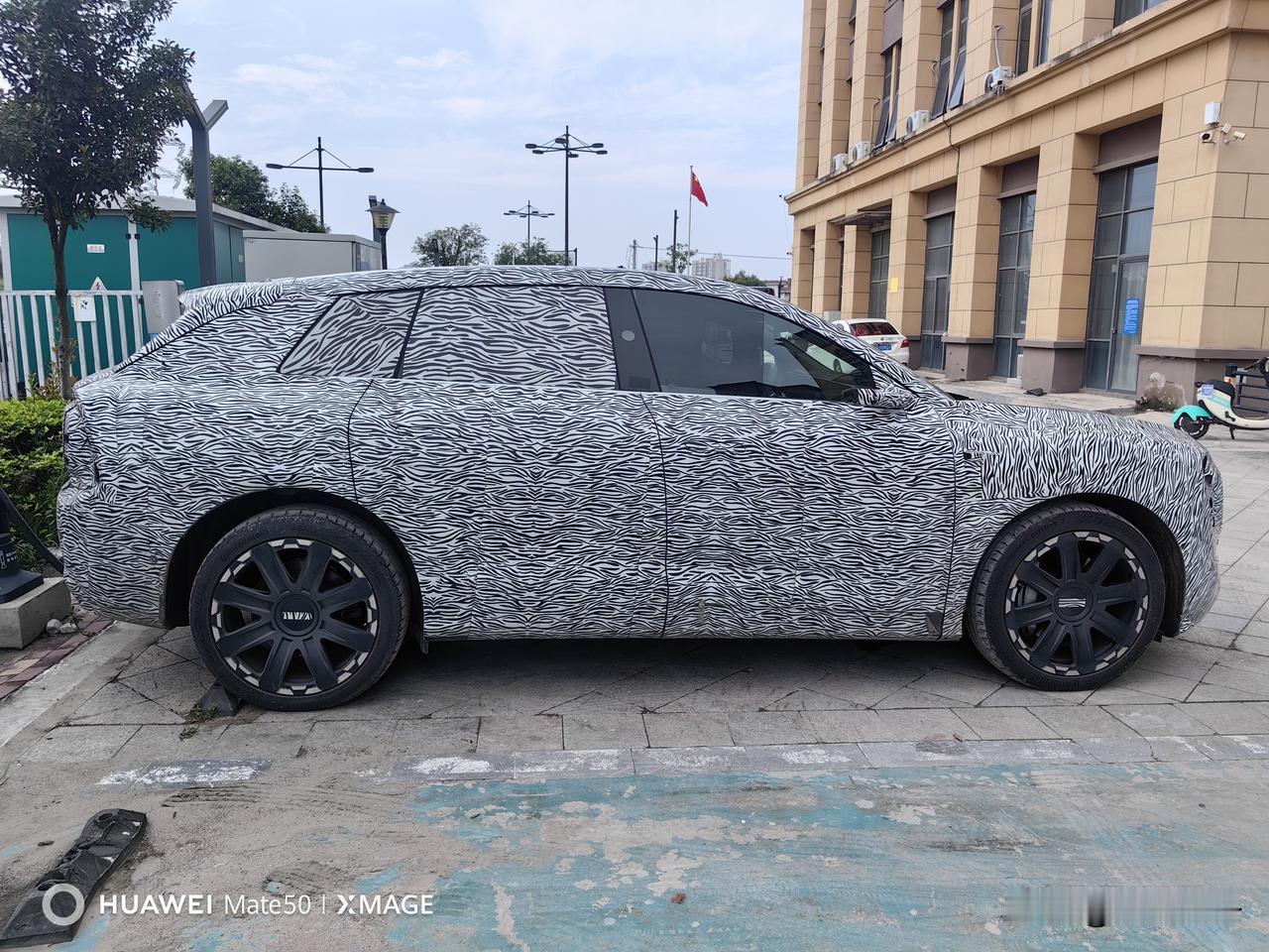 偶遇一台路试车，包的那叫一个严实。看车长应该4米8左右。前面有激光雷达，电子后视