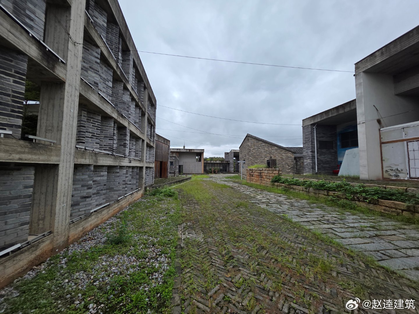 田汉文化园因为没有很好的运营，几个亿的项目废弃在荒郊僻野，建筑墙体发霉，门窗破损