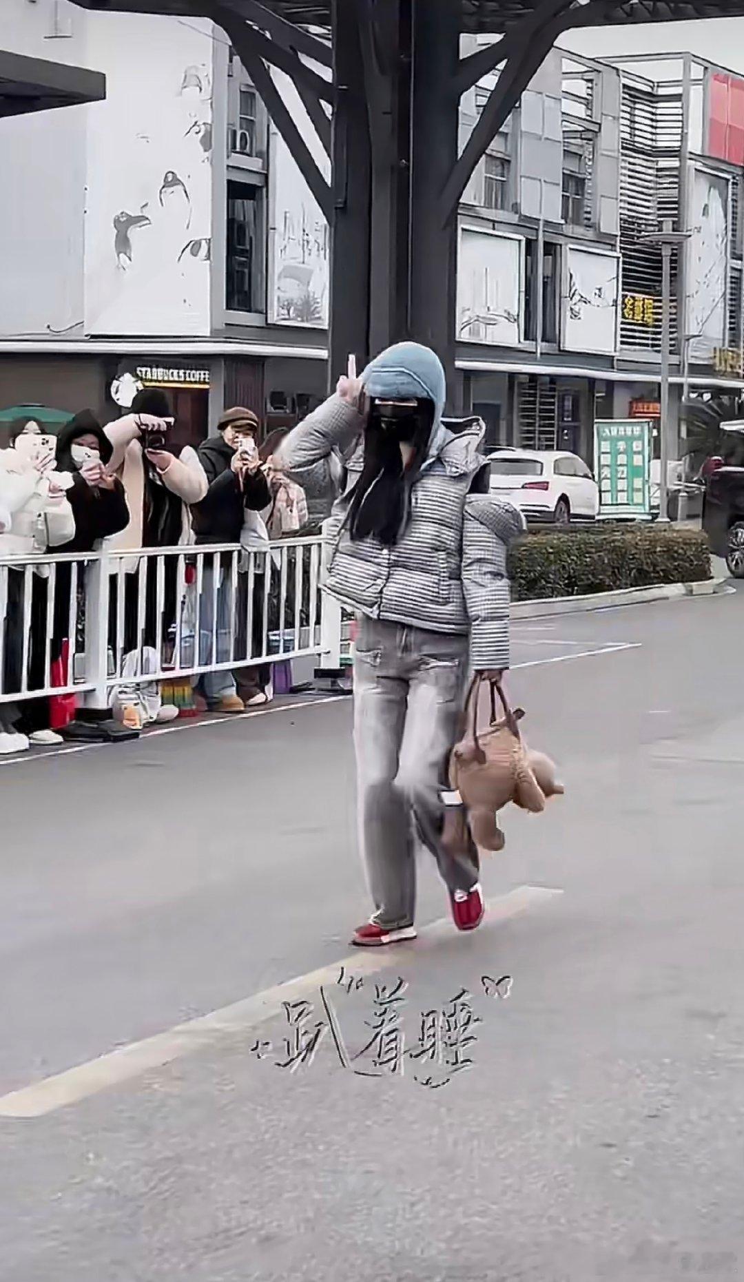 虞书欣给粉丝隔空签名 谁能拒绝虞书欣的隔空签名！软乎乎的样子萌度超标，宠粉细节太