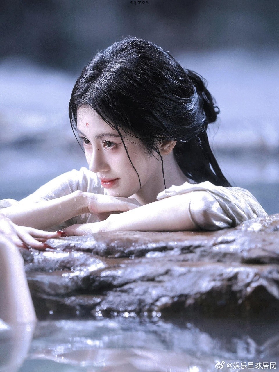 鞠婧祎陈都灵水戏 水戏里的两人各有各的绝🌸鞠婧祎清冷疏离，陈都灵明艳温柔，同框