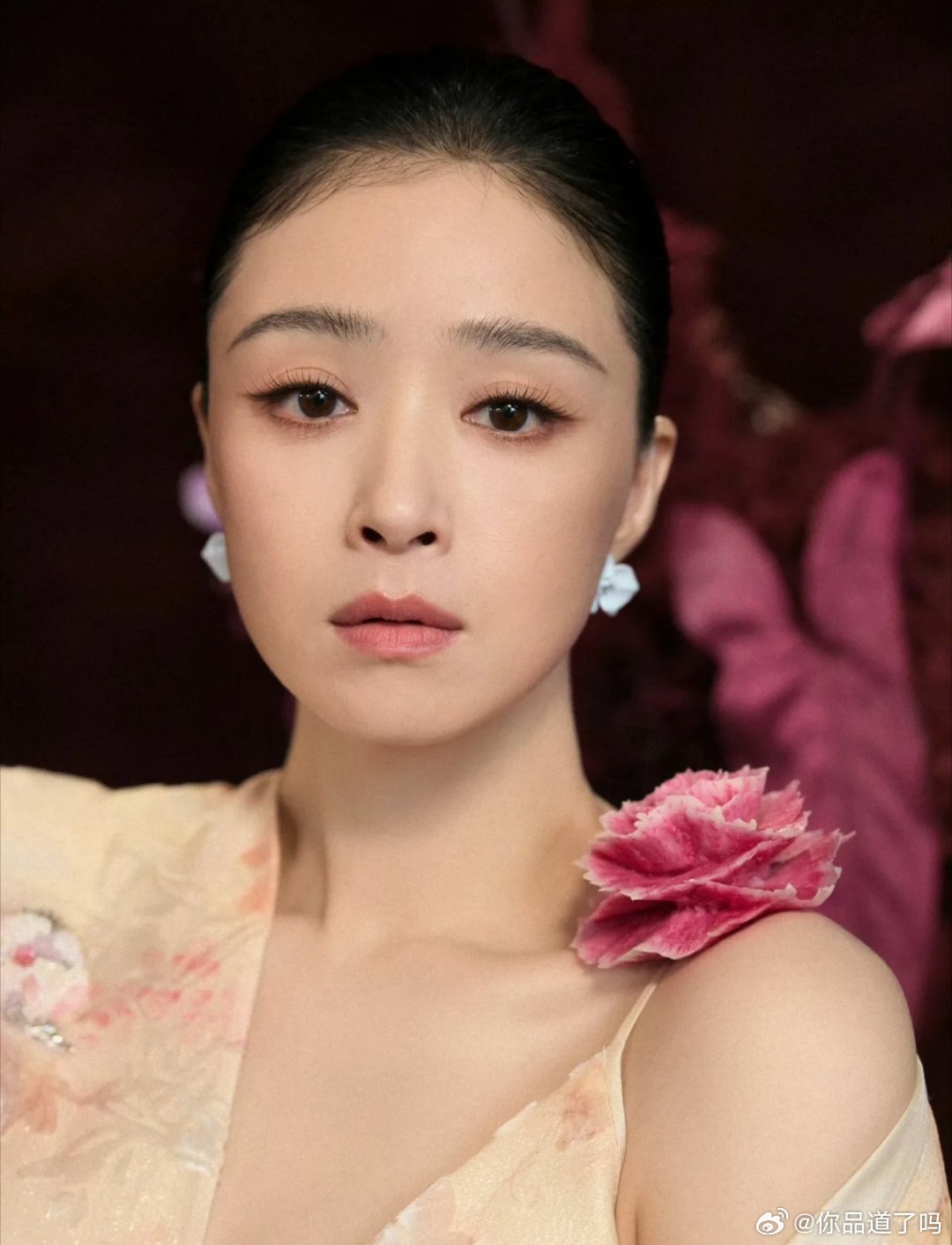 网友爆料蒋欣将在新剧《冬风吹又生》饰演陈都灵的母亲，两人实际年龄仅差十岁，属实让