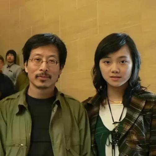 2015年，罗敏跟画家冷军离婚了。朋友问她：“你老公有钱有名，也没啥不良嗜好，这
