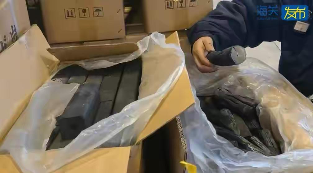 23吨原木烧制炭伪装成“机制木炭”欲出口，被海关拦下

2月5日，九派新闻从海关