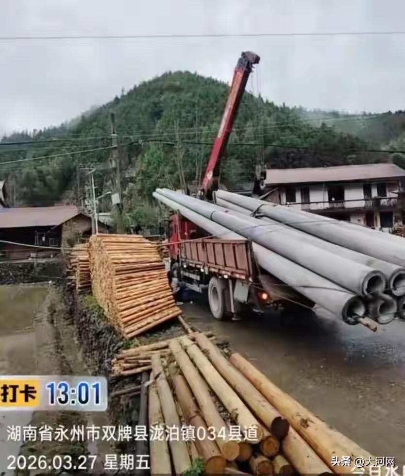 太痛心！湖南永州双牌县一货车司机，因随车吊吊臂作业后未收起，行驶中挂断万伏高压线