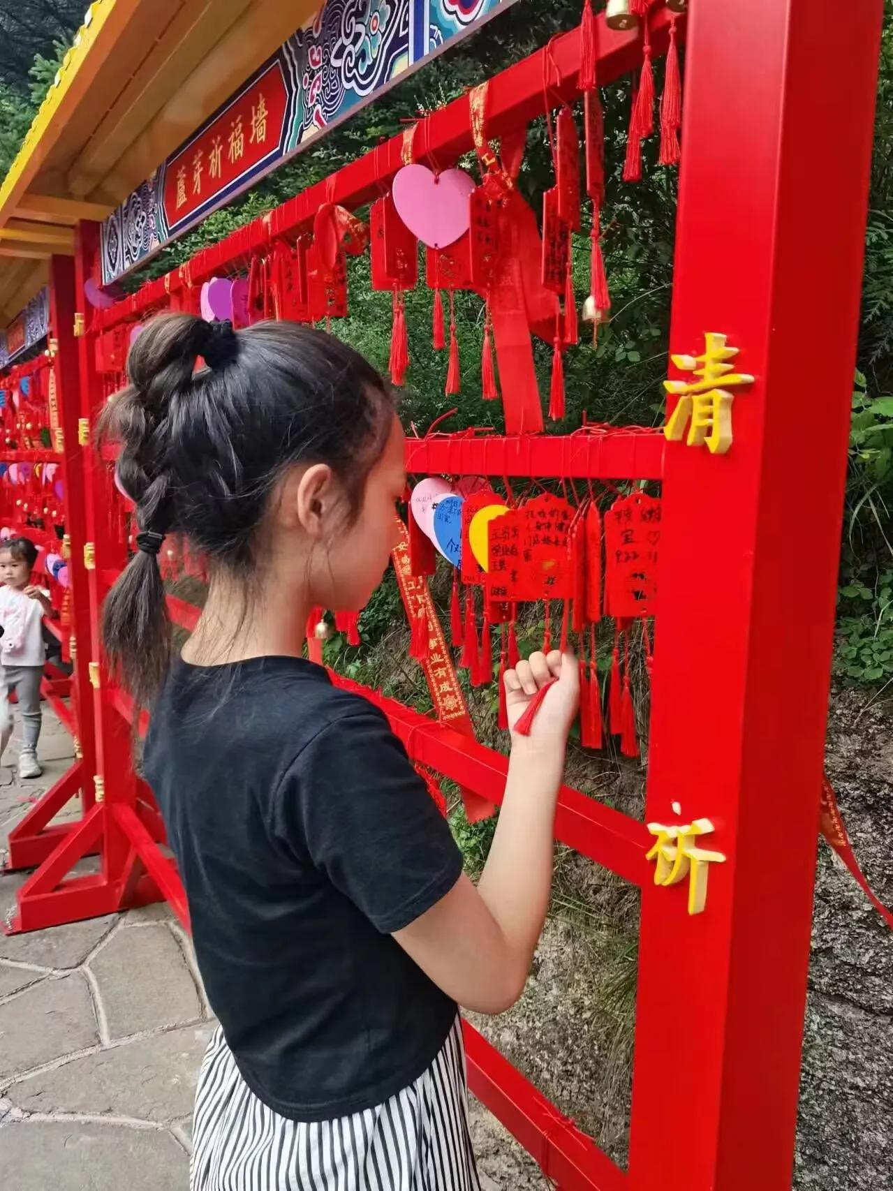 人生三万多天，已经过了一半，你会突然发现这个世界没有人是最爱你的，对于亲生父母来