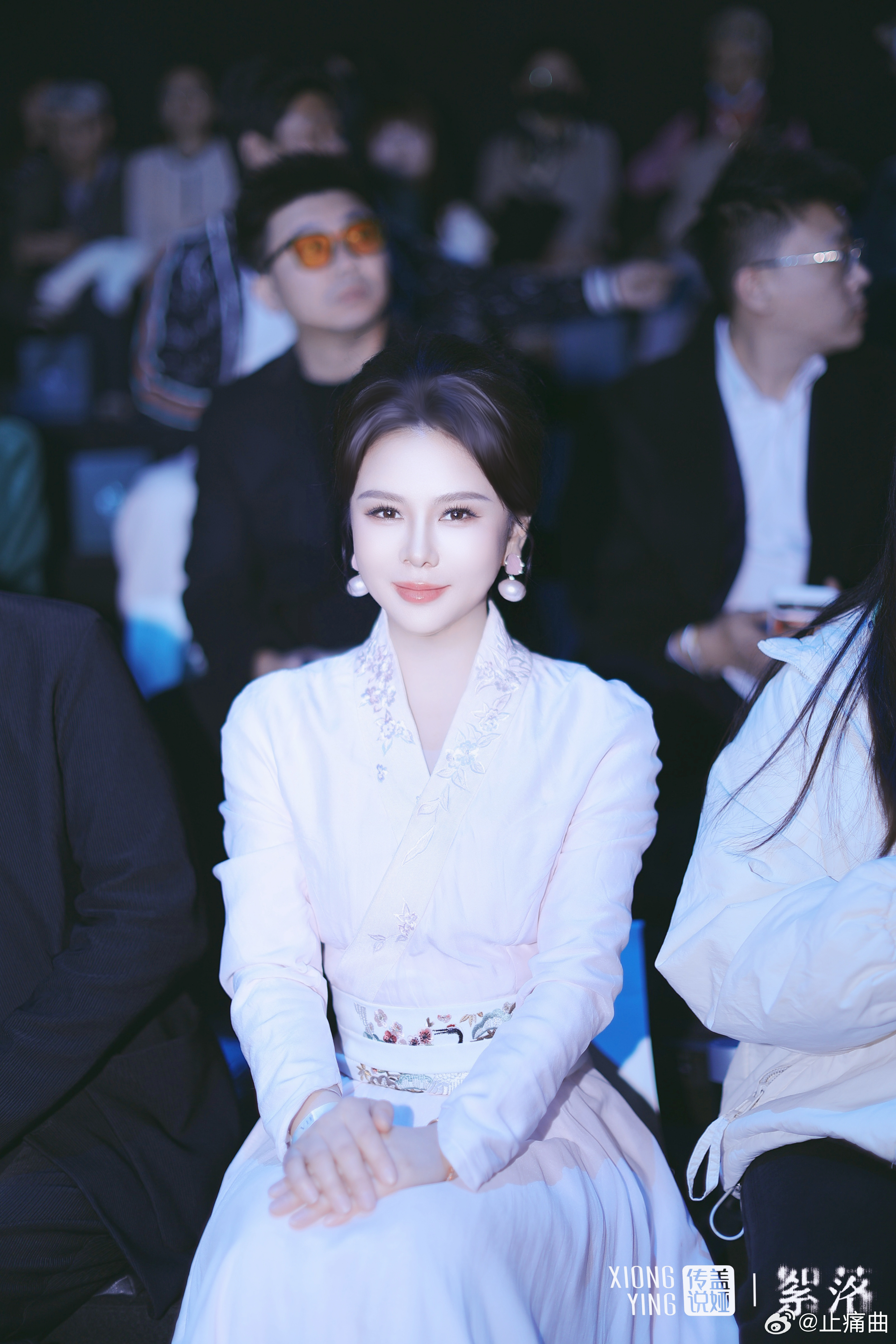 主持人刘美希亮相中国国际时装周开幕大秀 刘美希亮相时装周开幕大秀，优雅与大气兼具