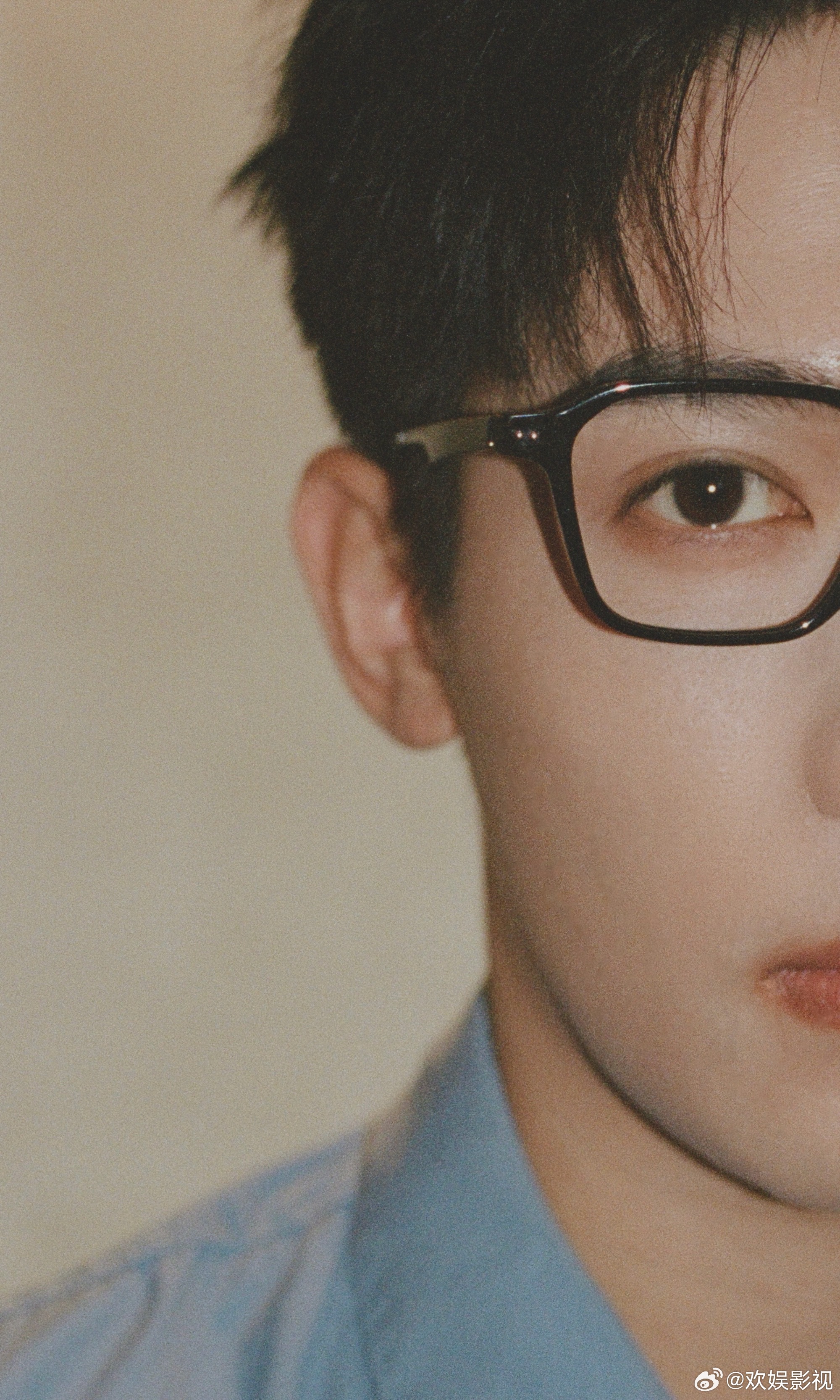 柔光漫裹暖意，发梢浸意松弛。欢娱影视演员最新写真今日释出！ 