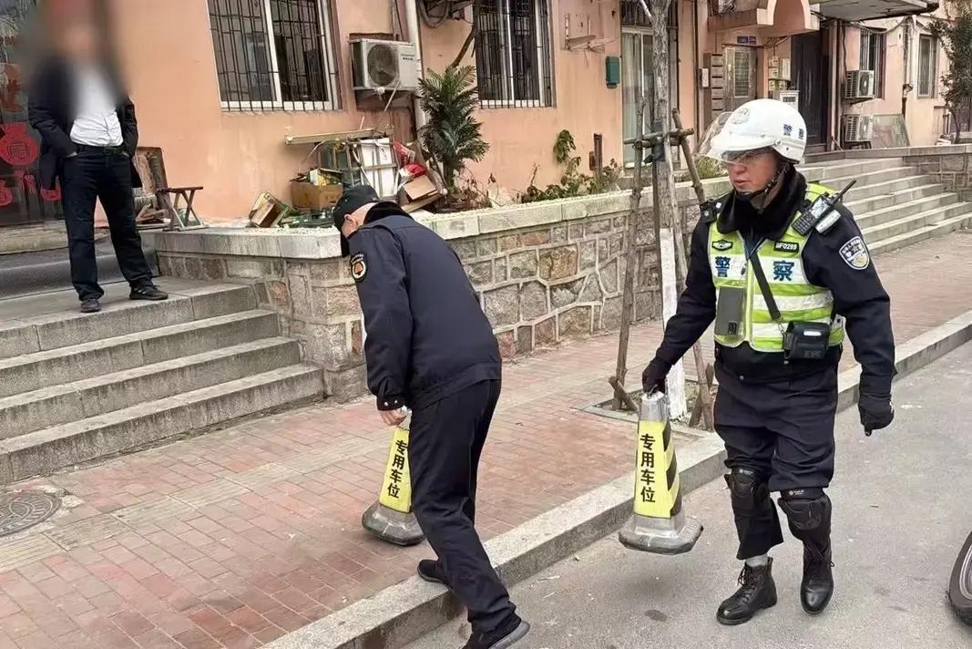 最近青岛市北区大队联合街道那边，对黄山路这一块儿的“地锁”动真格了。那块儿路本来