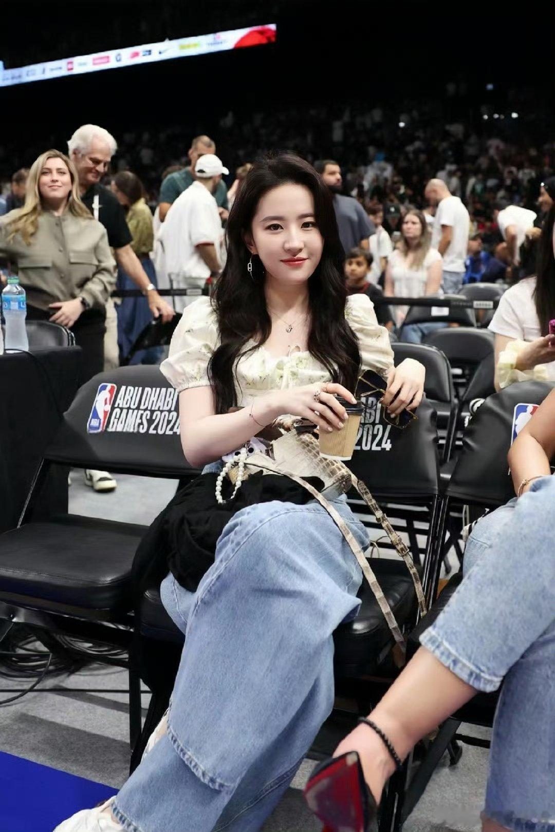 #刘亦菲白T观赛#刘亦菲好美！！ ​​​