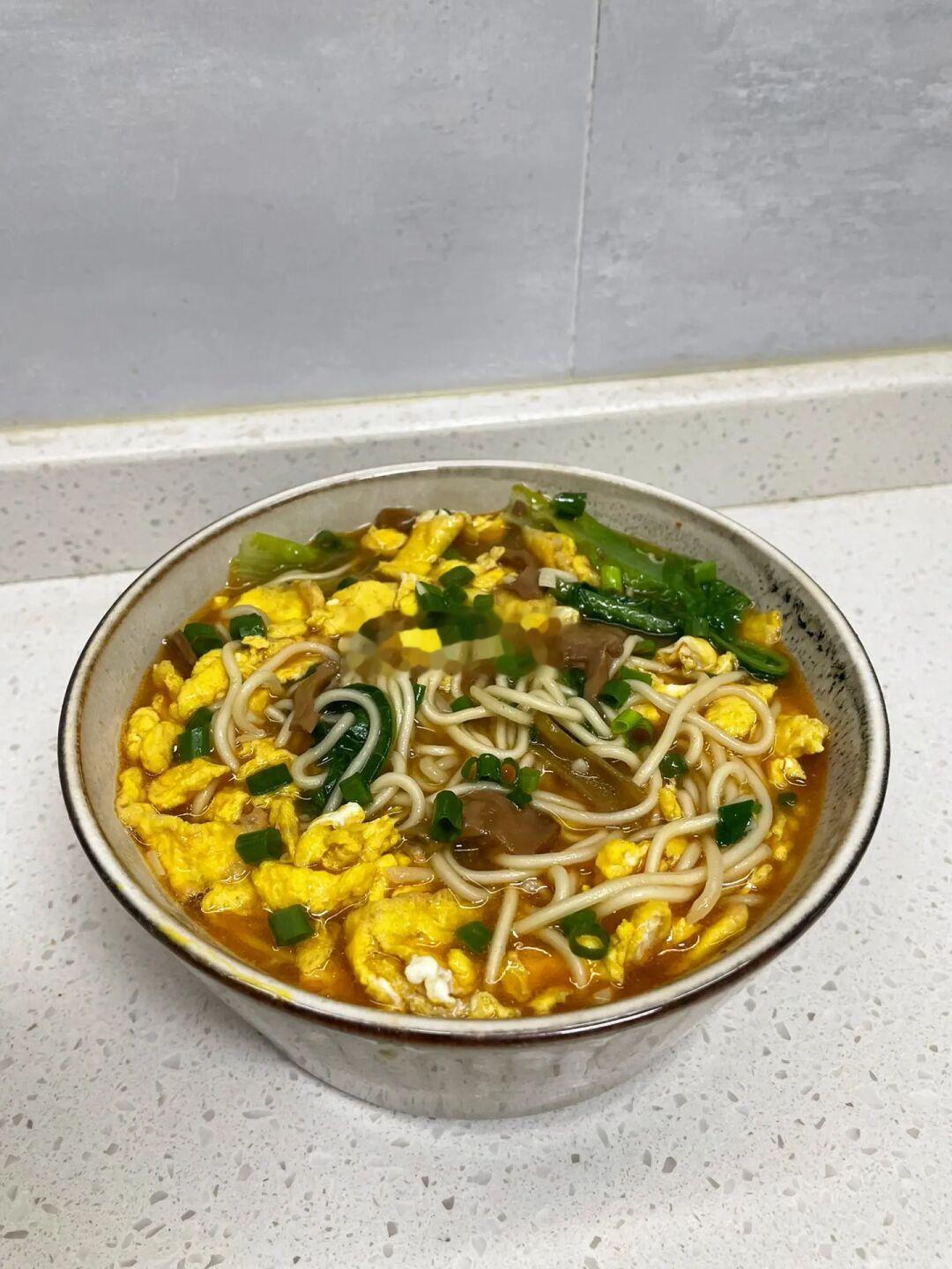 超鲜浓郁的清汤鸡蛋面，简单营养又好吃🤤