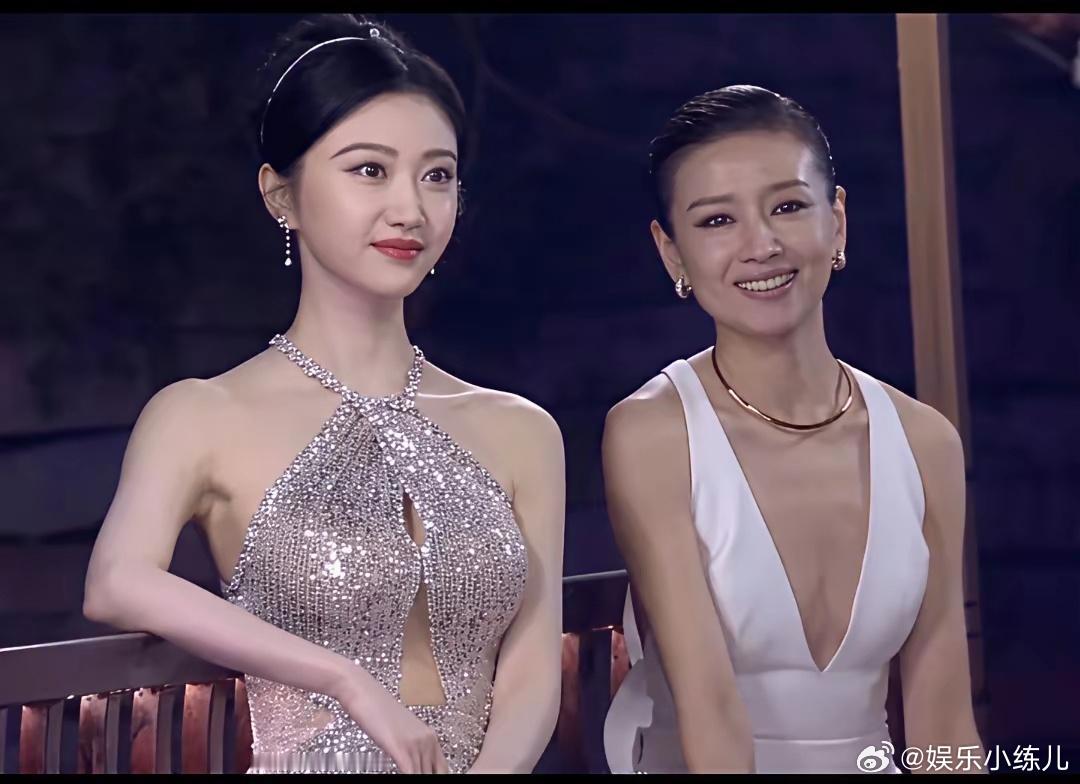 董洁和景甜同框瞬间被“秒杀”，在岁月面前真是天使也难逃其咎！46岁的董洁和38岁