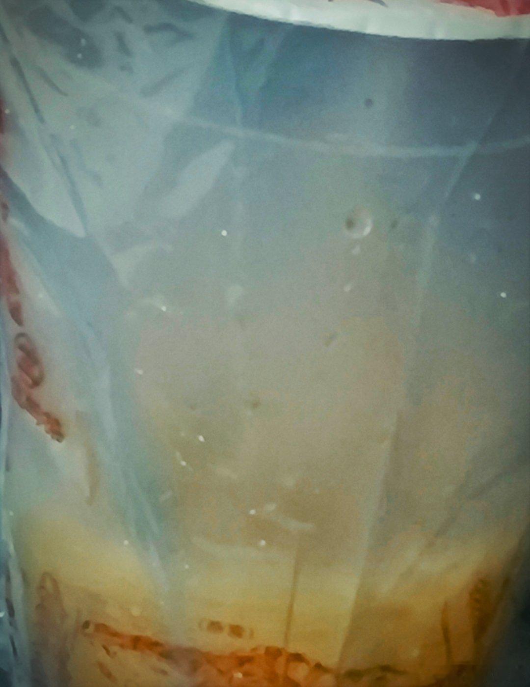 生气！！某哥给我留了鸡柳！但是他把冰红茶喝完了！！！！！！！！！那么大桶就剩冰块