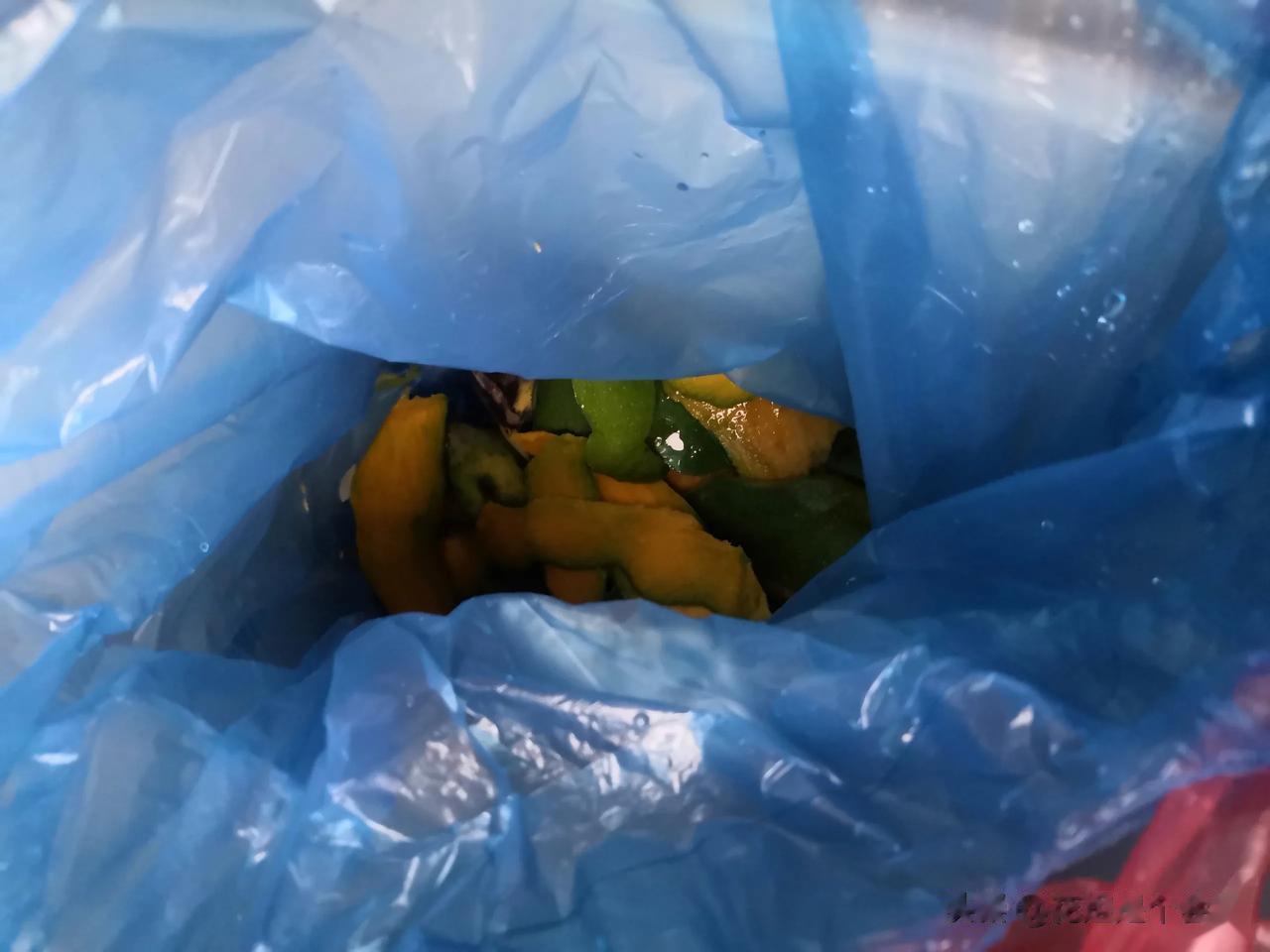 早上好！自媒体实在太强大了，就连平时不买东西的人往家里一个个快递收个不停的时候，