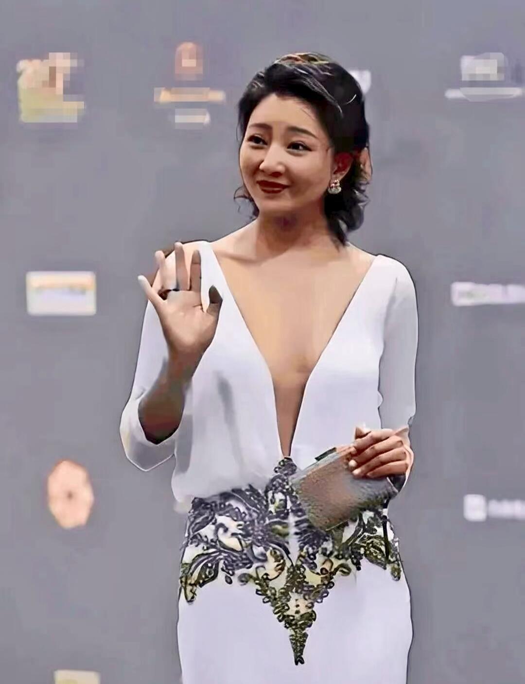看演员殷桃始终这样，一点不见老，发现她出道二十几年了，还跟当时演《搭错车》时候差
