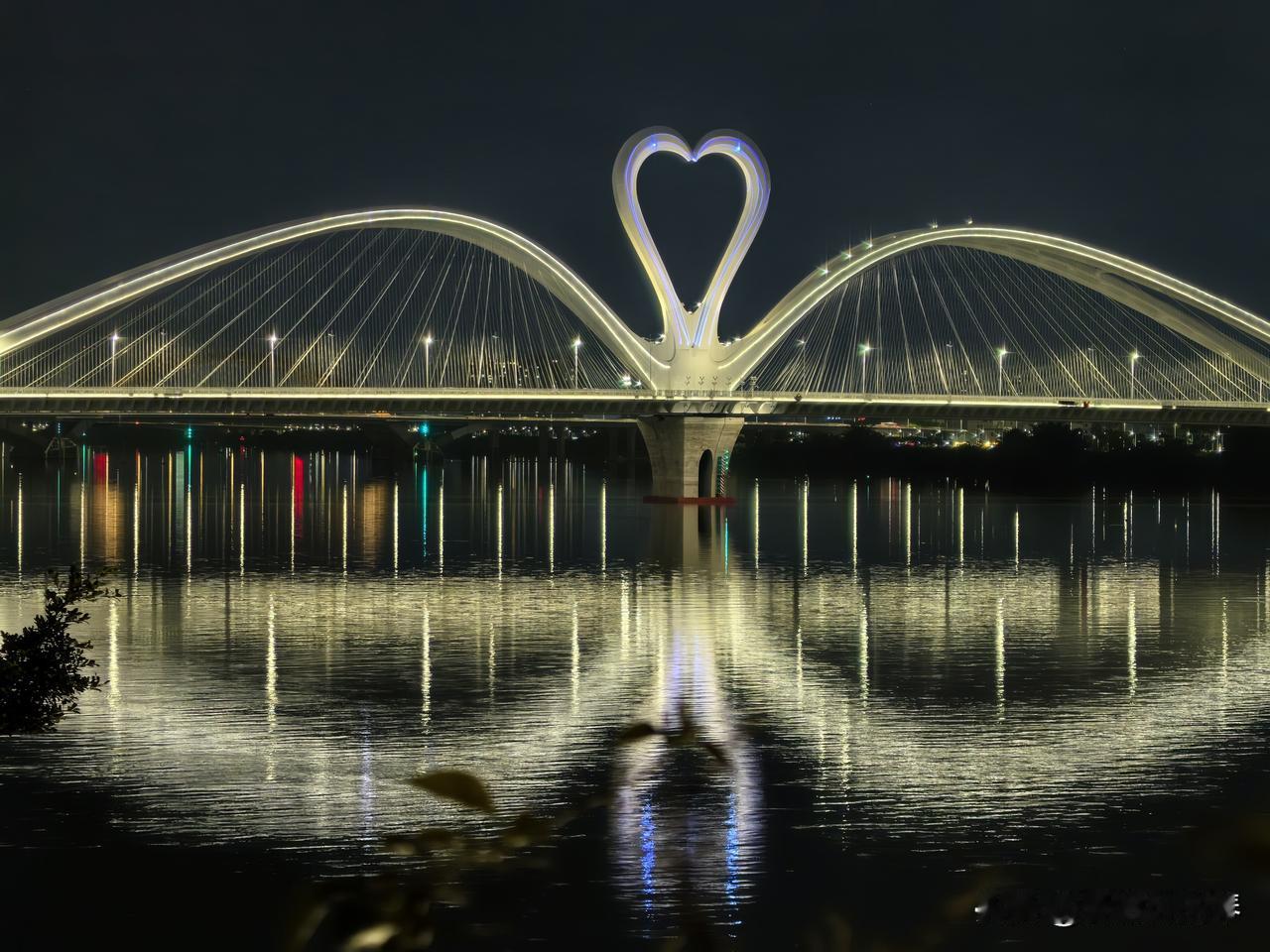 终于正式来打卡惠州浪漫地标“鹅城大桥”🌉啦！！晚上漫步东江边，看着远处灯光闪烁