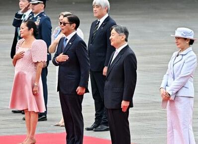 菲律宾总统马科斯近日访问日本受到日本天皇的高规格接待，这充分证明了日本与菲律宾完