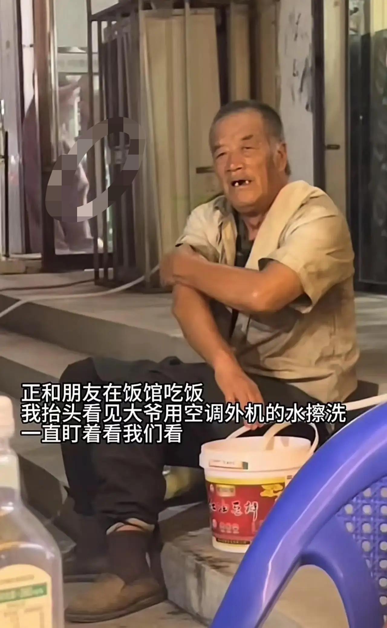看哭了！男子和朋友在路边吃夜宵，抬头看见拾荒大爷坐在路边，一直盯着他们桌上的饺子