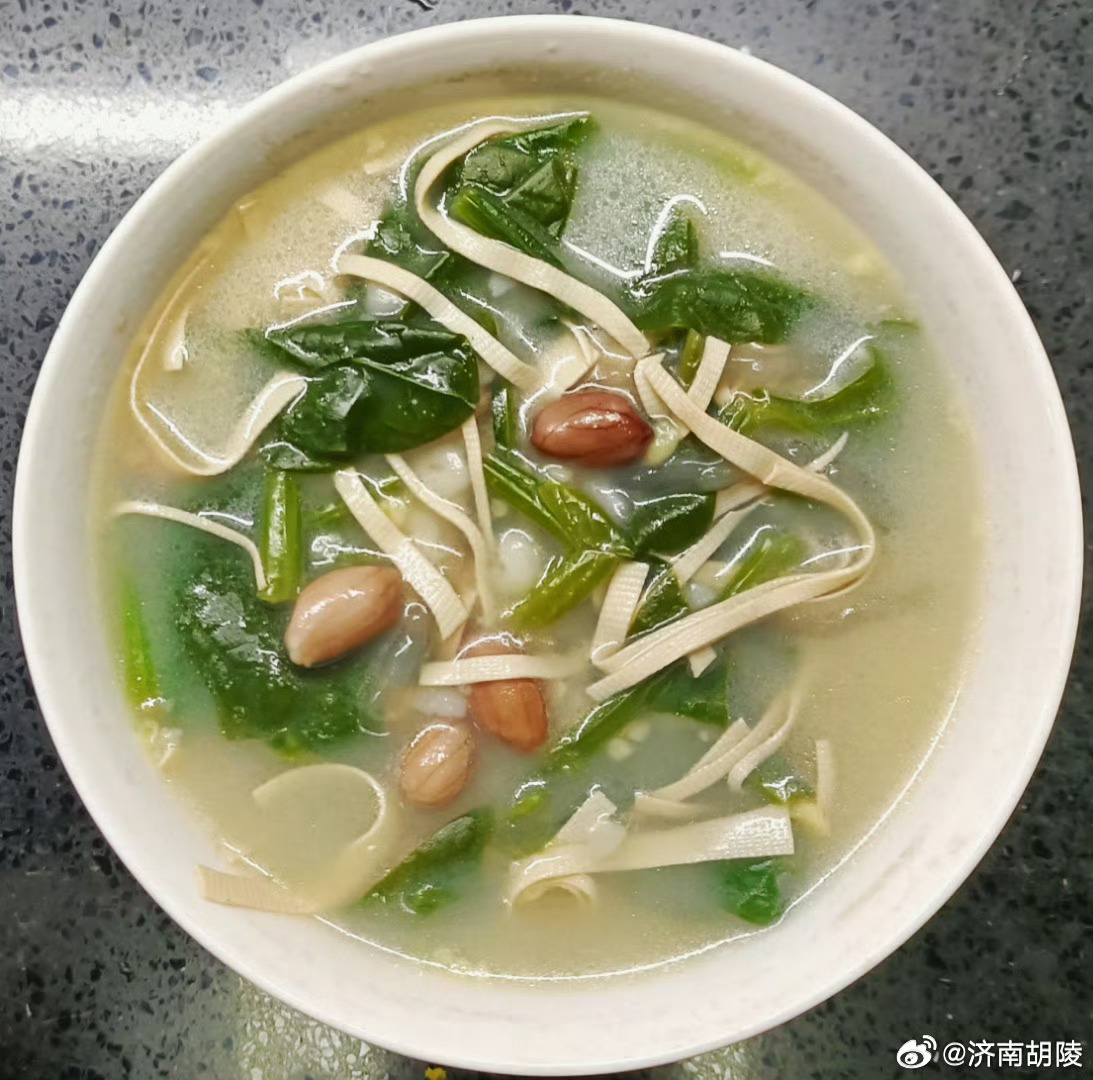 微博好友去济南旅游，看到酒店有“甜沫”以为是甜的，没有点。哈哈，下图是去年做的济