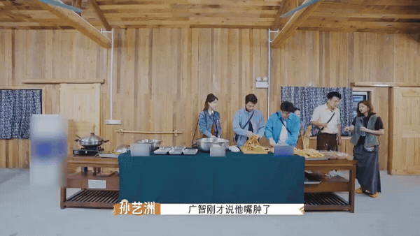 杨超越遇到了鸡爪刺客 超越妹妹这是遇到对手了！鸡爪刺客辣度爆表，一口就让美女明星