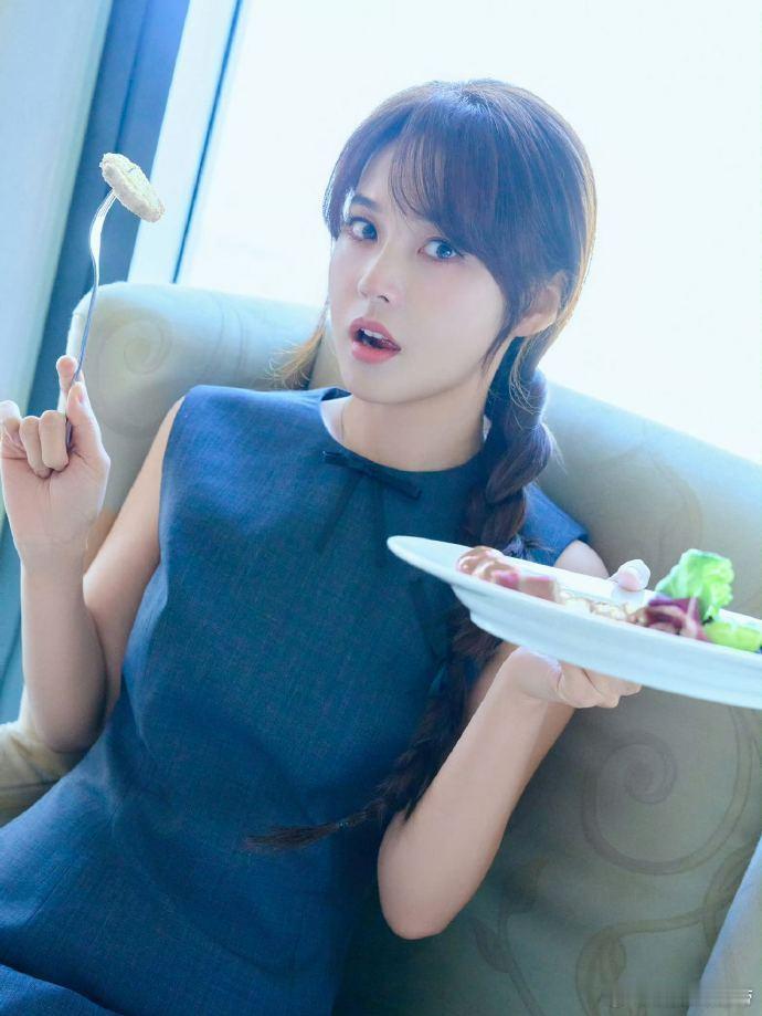 新年第一桶金是张佳宁给的 张佳宁在《过家家》路演发刮刮乐，“小财迷”送财又送福，