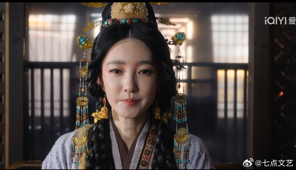王丽坤雀骨太后认出旧爱 王丽坤在蓝烟花这段戏里的眼神处理太细腻了，先是远距离的一