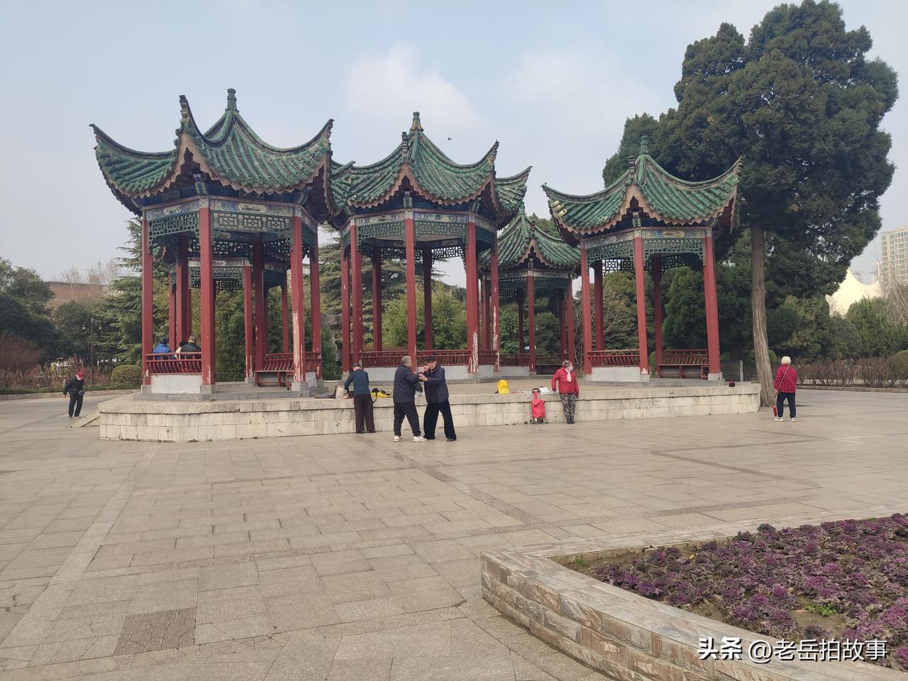 到过郑州市人民公园的人都知道在这个公园里有两个著名的建筑，其一是位于公园南大门口