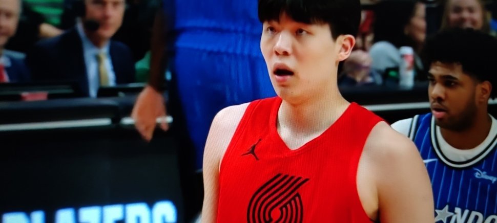 NBA常规赛，开拓者主场106:110不敌魔术队，杨瀚森获得接近8分钟的上场时间
