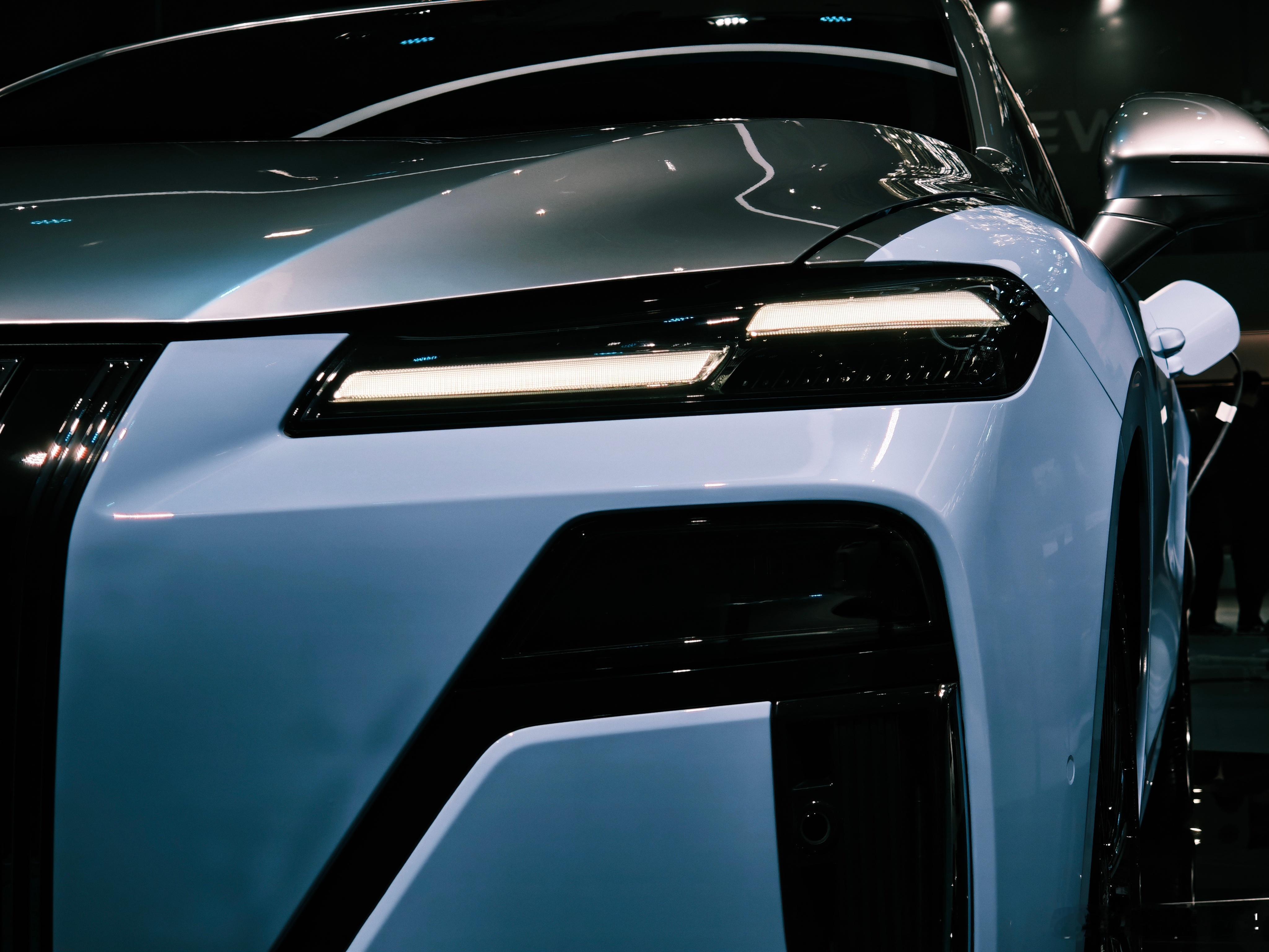 荣威M7这个银蓝双拼色是好看的。 