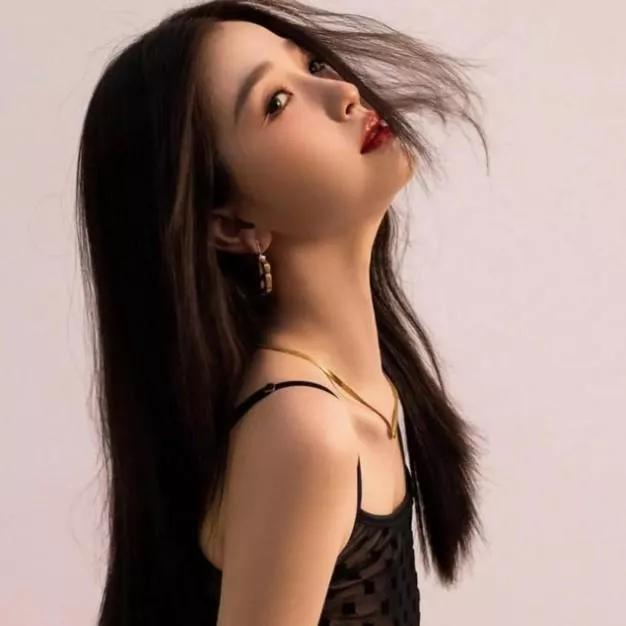 黑发红唇，优雅如画，风中飘逸，气质非凡。