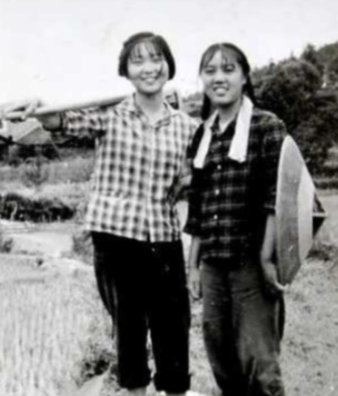 1977年，女知青李雪梅准备参加高考，却被丈夫偷喂了安眠药，最后错过了考试。李雪