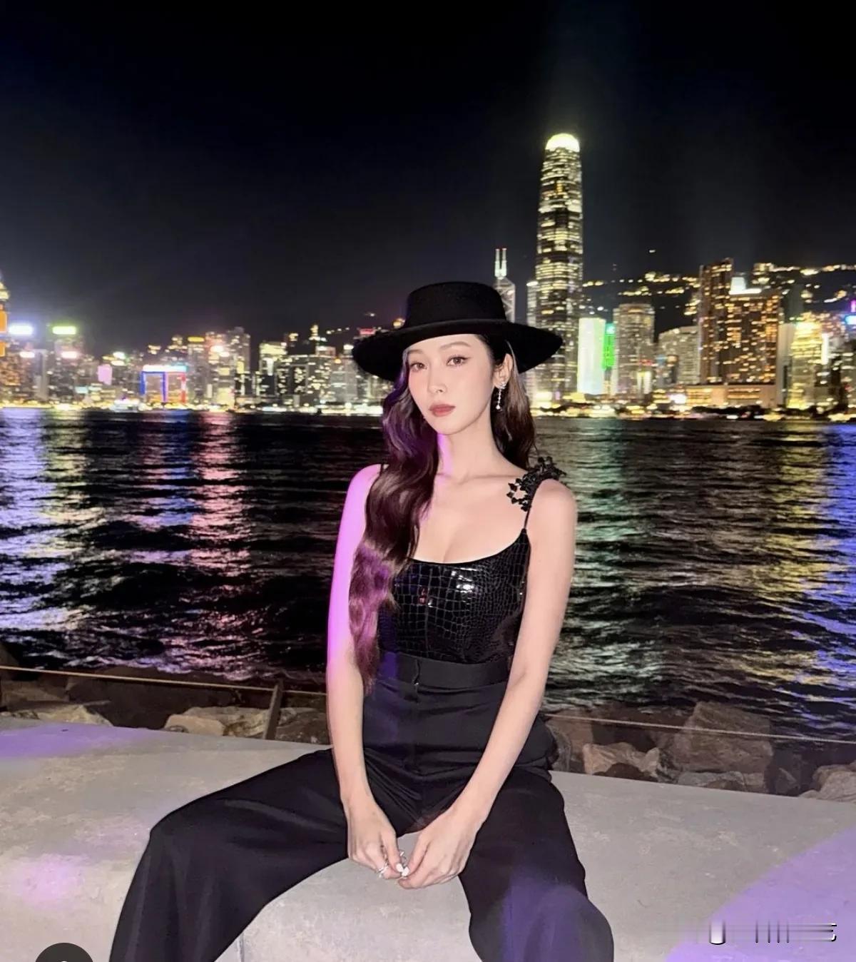 30日，歌手郑秀妍在自己的Instagram上上传了多张照片。照片中，郑秀妍以香