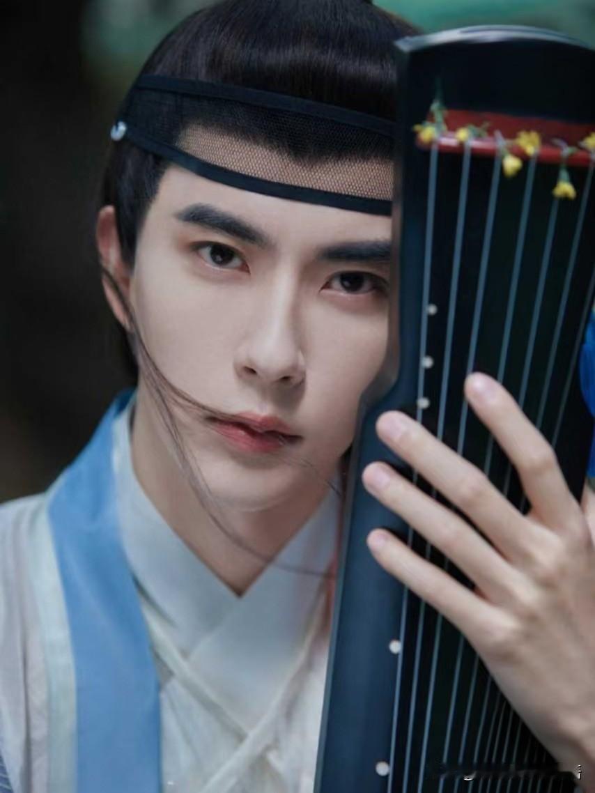 什么样的男人才算帅小鱼儿的颜值没得说哩，戏里戏外必须承认，他就是古装天花板，四海