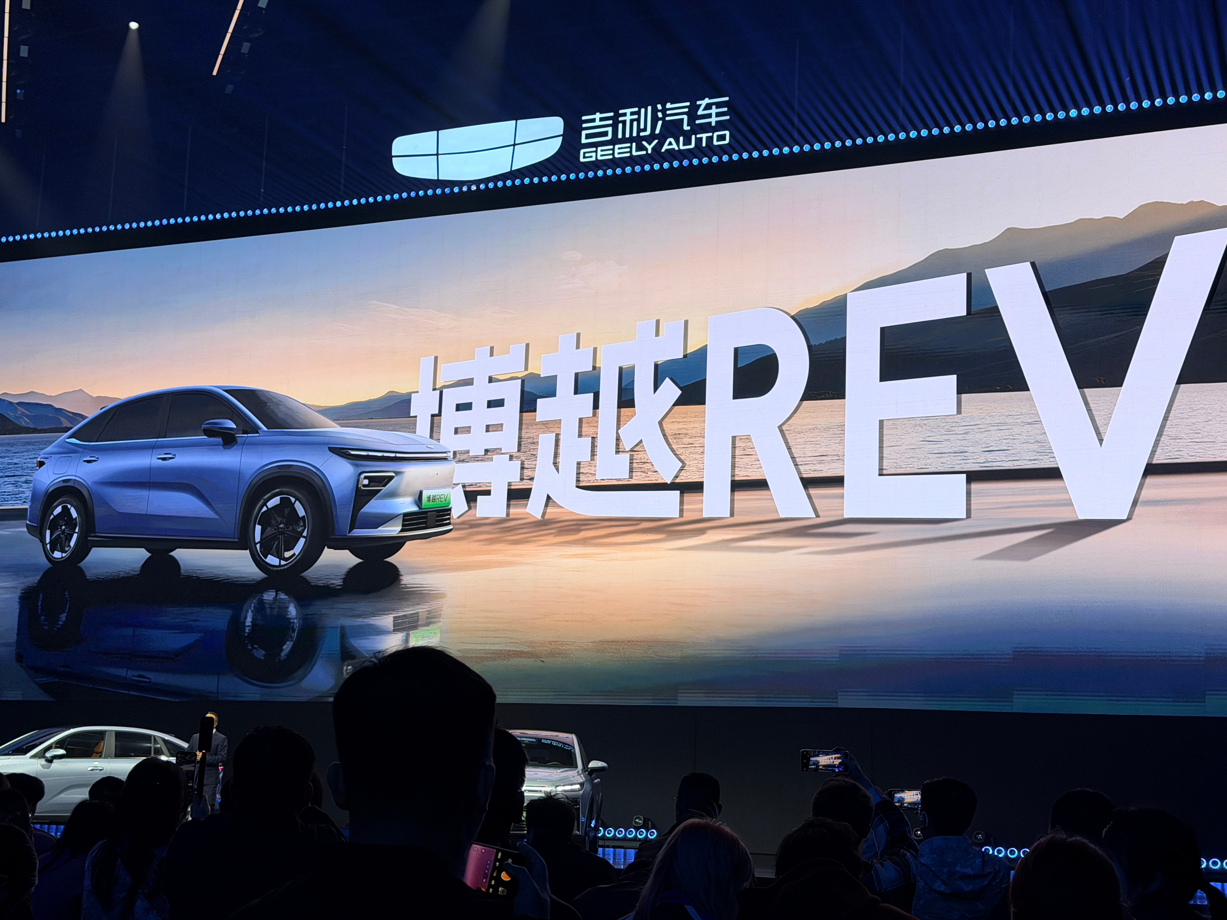 吉利博越REV上市，这价格你们觉得香吗？三款配置价格👇220km长续航智享版：