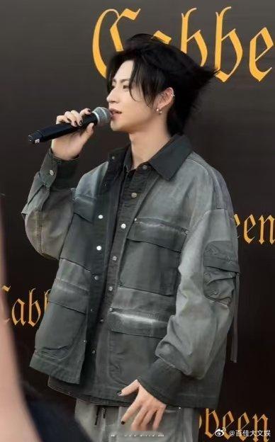 小鬼把MV里的美甲戴出来了 黑色指尖透露自由气息，小鬼的时尚态度，就是这么任性！