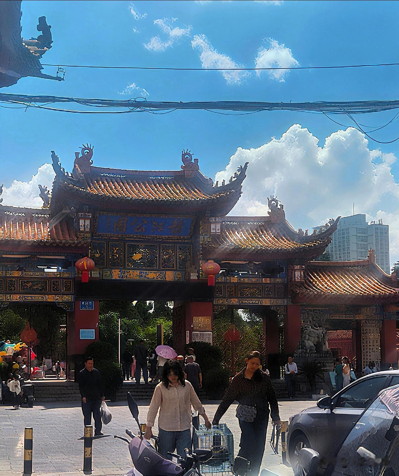 龙江公园离我家有30公里远，我小时候从没去过，但不影响儿时记忆中它是“楚雄最出名