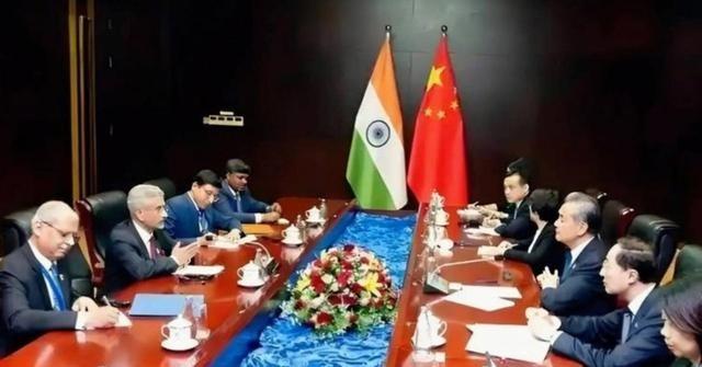 印度那边，从官员到企业主，曾一拨接一拨跑到中国来谈合作，中国企业的回应却出奇地齐