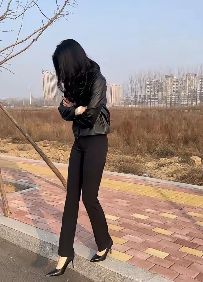 高跟鞋一蹬，漂亮又摩登。