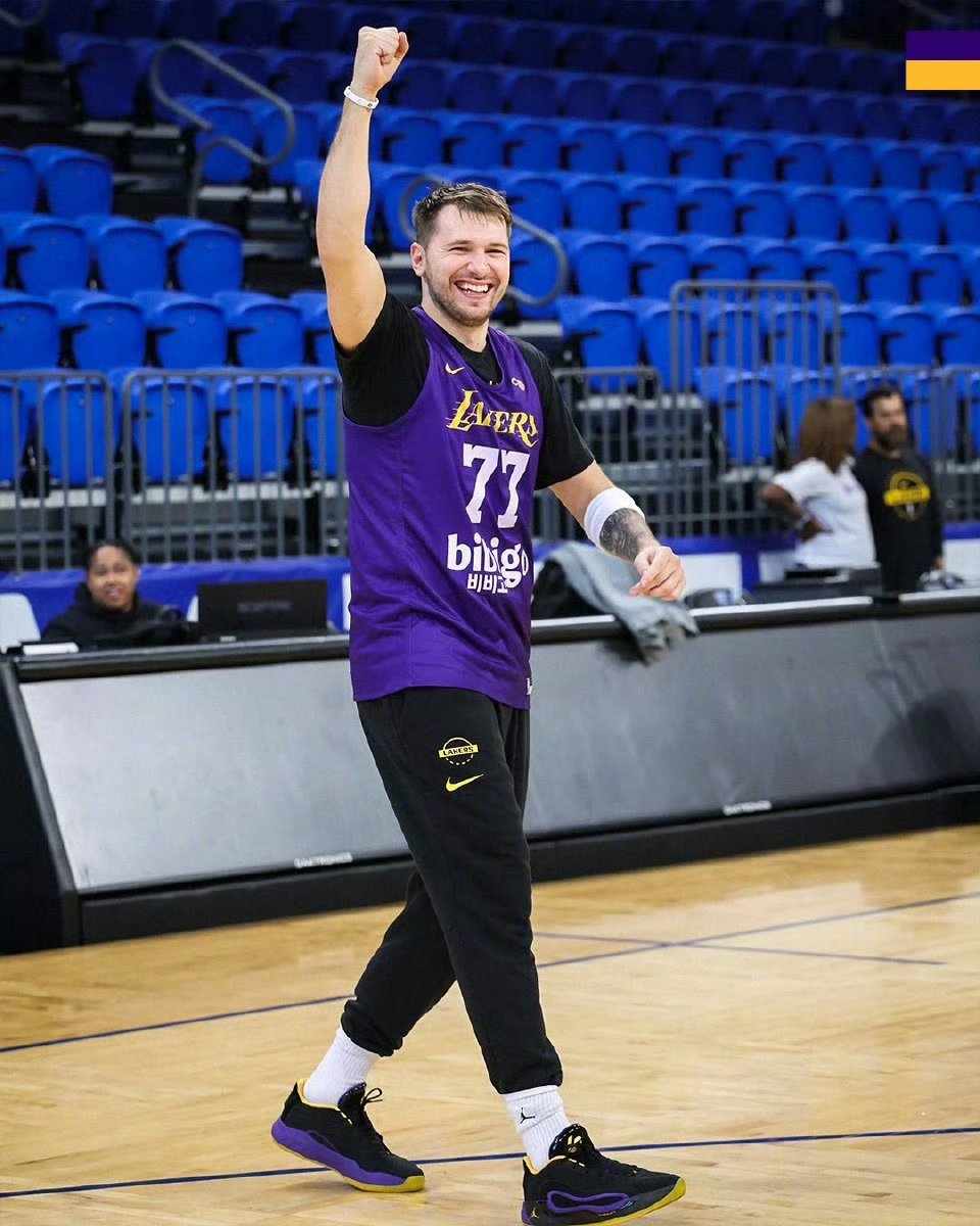 兄弟们湖人最近表现不错啊[色]立冬了，大家注意添衣保暖啊[抱一抱]湖人国度湖人赢