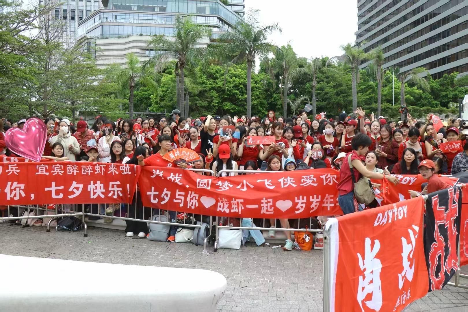 肖战肖战看到红海的反应‖肖战ysl护肤全球代言人 肖战，愿你所有幸运，都不期而遇