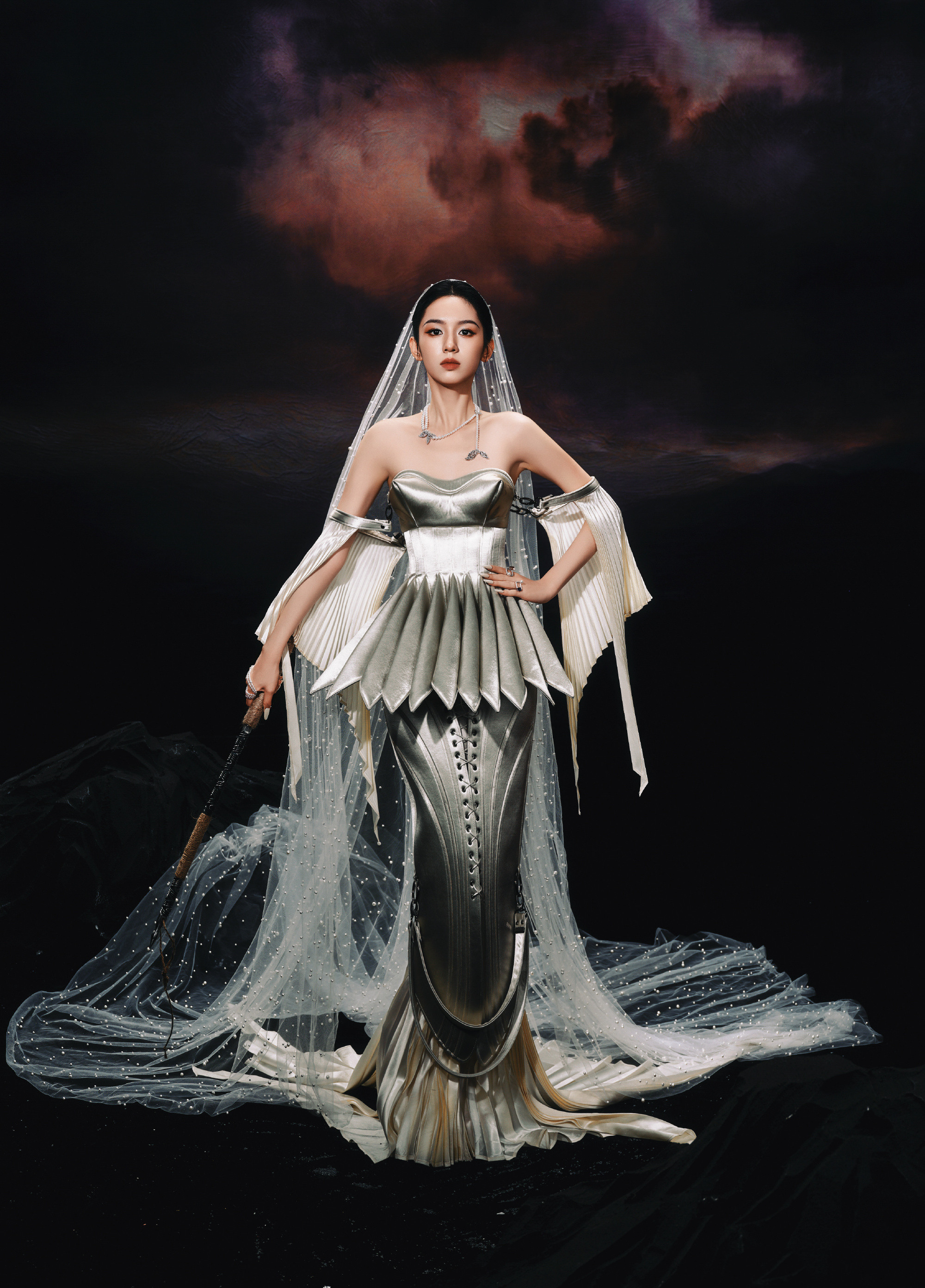 周也身着 Robert Wun 2024春夏高级定制系列礼服亮相腾讯视频星光大赏