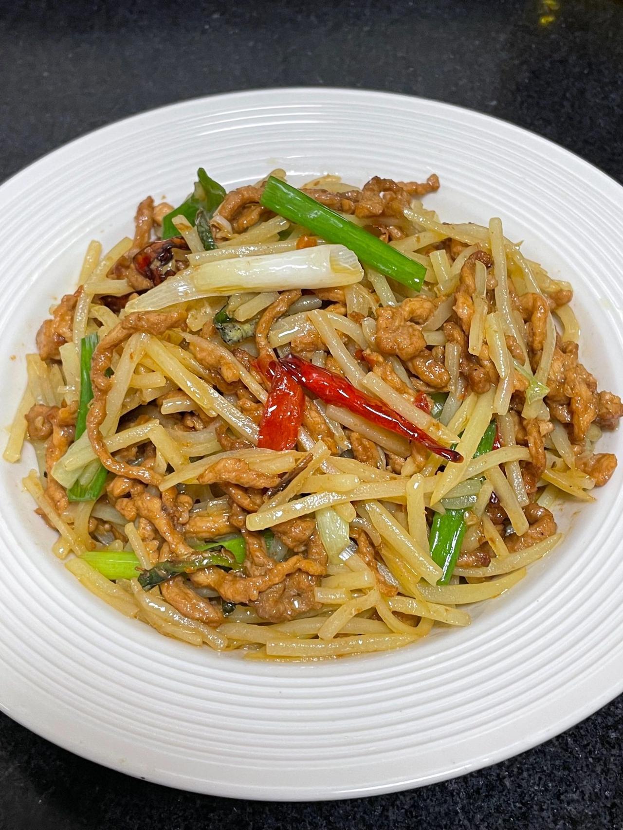 瘦肉土豆丝应该是每家都会做的家常下饭菜吧？

今天给大家分享一个做法，瘦肉非常的