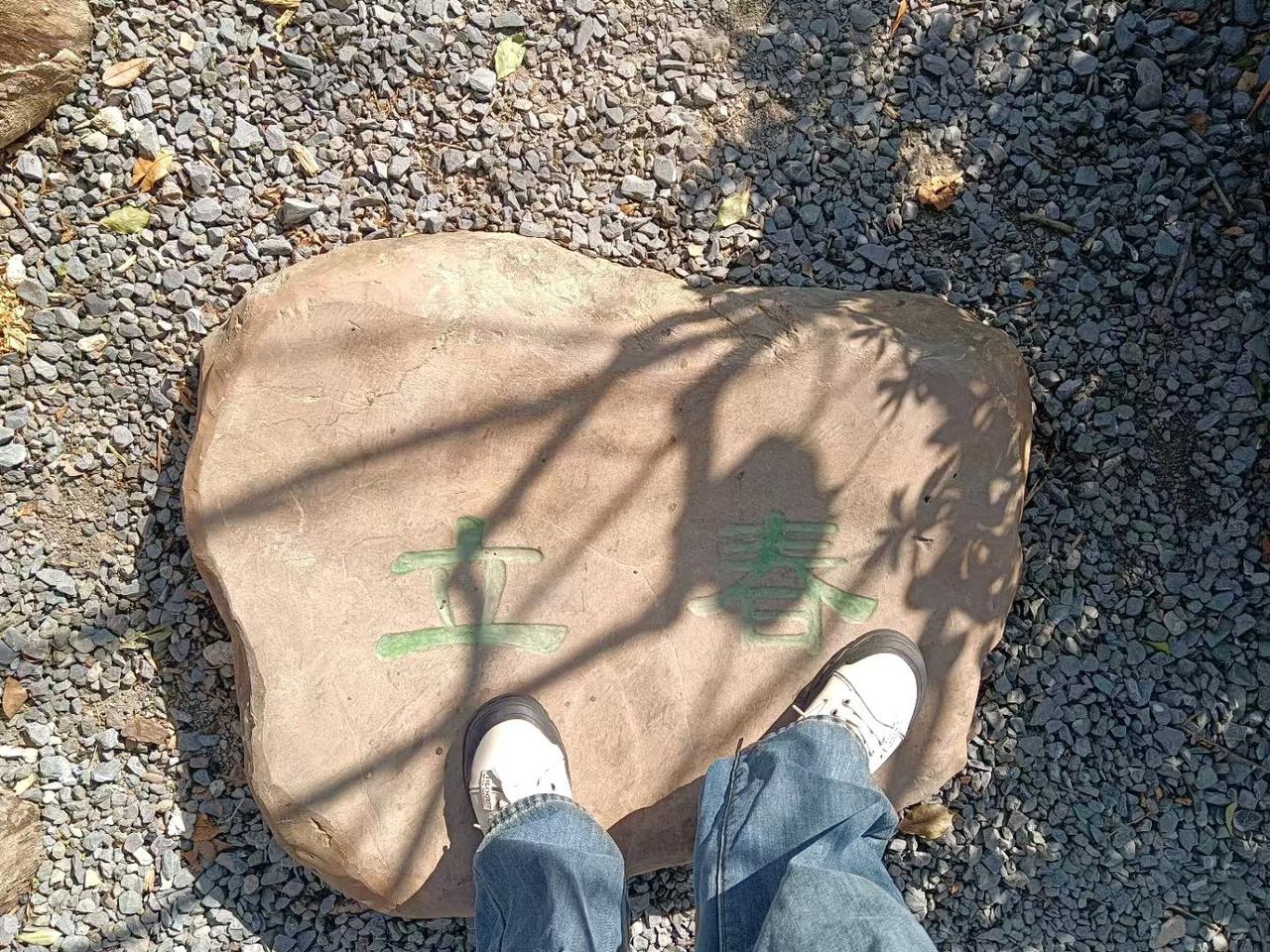 很多人都提出，要取消外卖，外卖的存在真是一把双刃剑。
一方面，送外卖可以解决几千