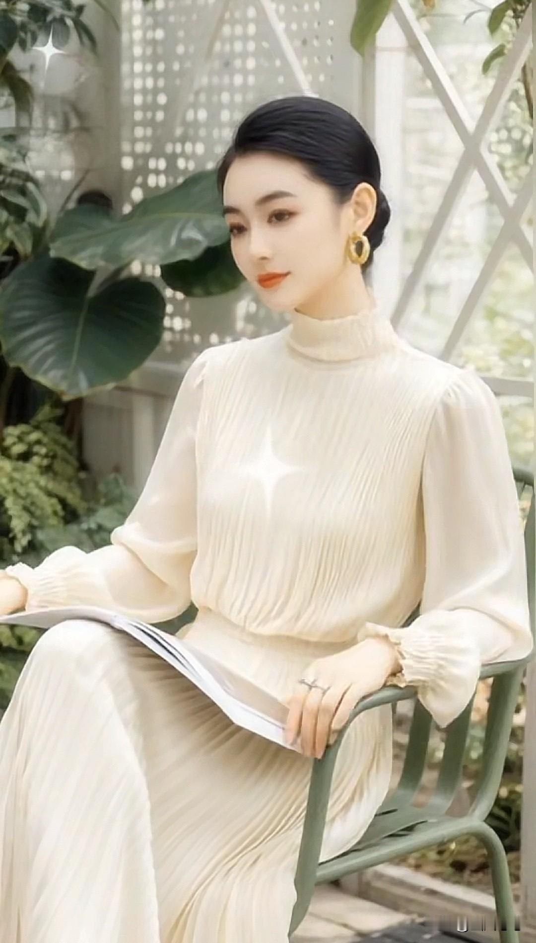 上联：兰香兰芳春秋心，

下联：菊雅菊幽古今魂。