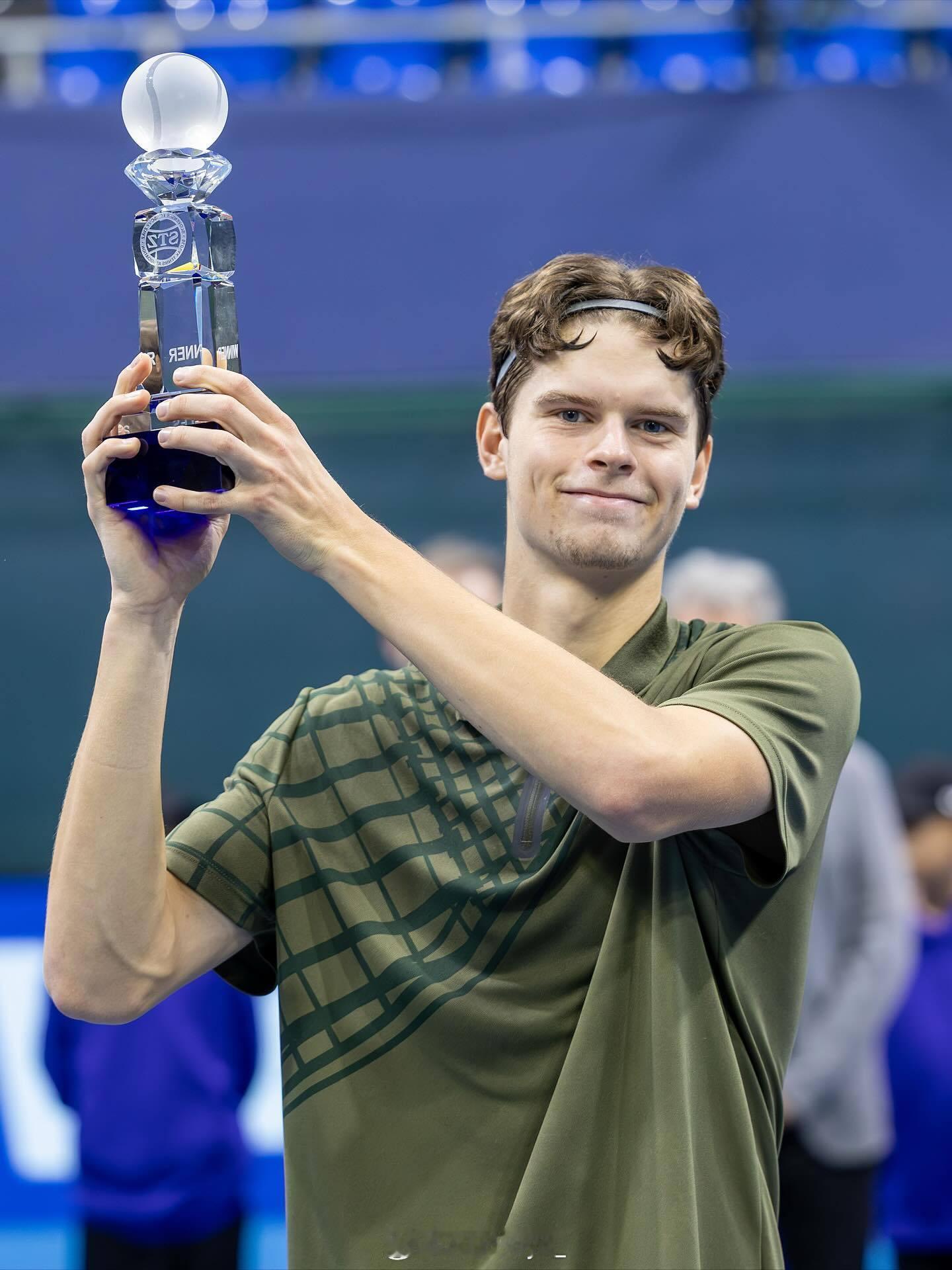 最近的造型有点像弗里茨和拉奥尼奇的孩子（笑布洛克斯🇧🇪拿下第三座挑战赛冠军，