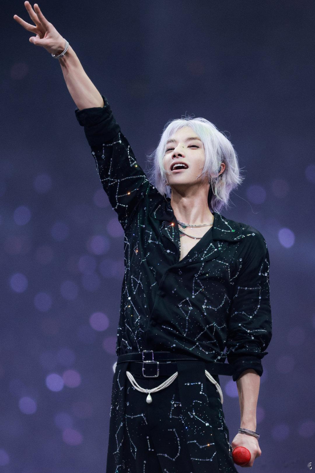 华晨宇 我一场不去就出大事了 华晨宇演唱会灯光是视觉的烟花，舞台是触觉的冒险，唱
